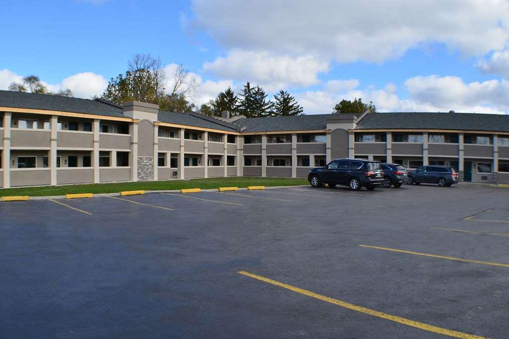 Clarion Pointe East Lansing University Area Exterior photo