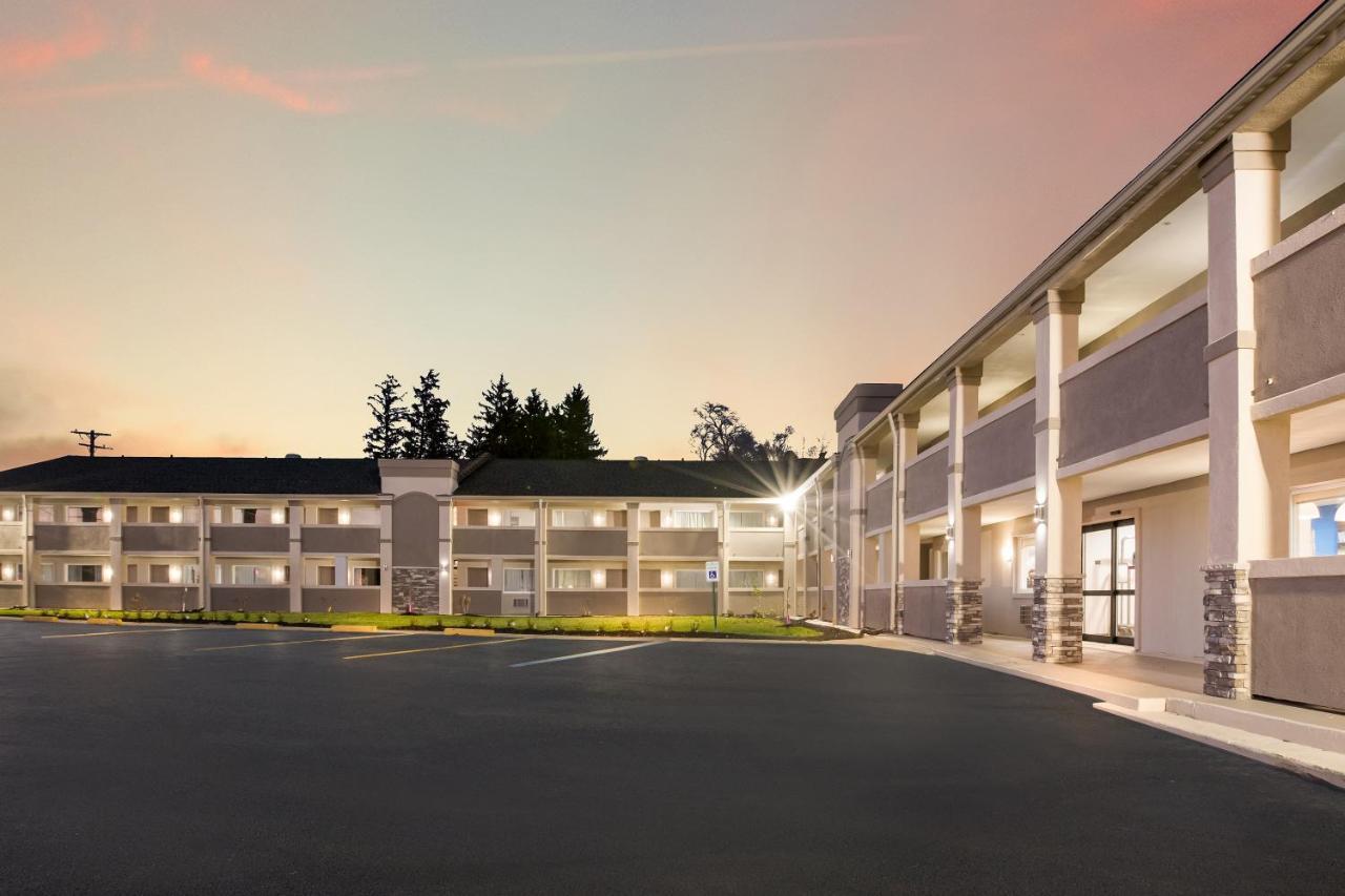 Clarion Pointe East Lansing University Area Exterior photo